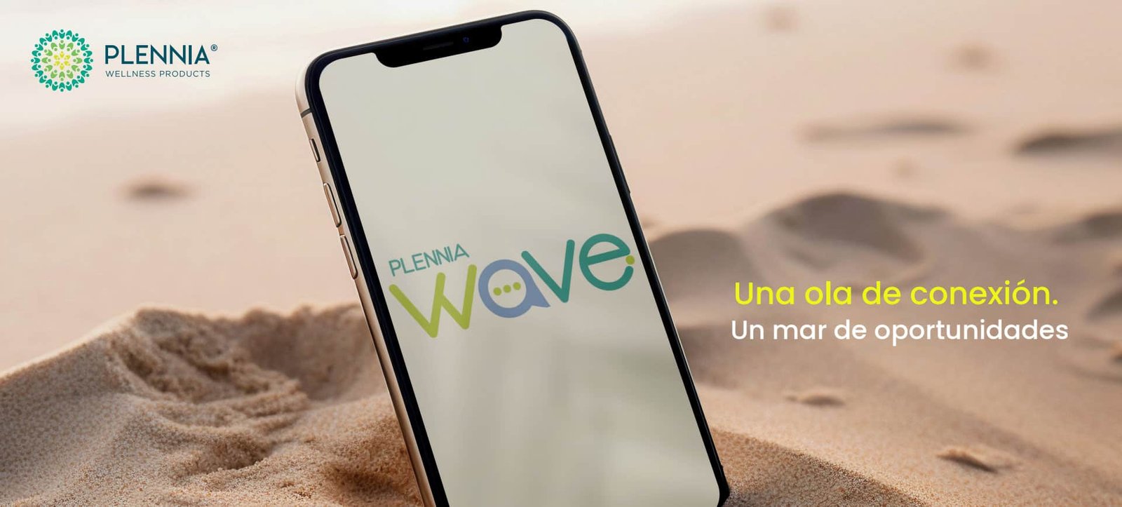 Plennia Wave en la arena, promoción del programa de bienestar y salud en La Libertad, destacando la conexión y oportunidades en un entorno playero.